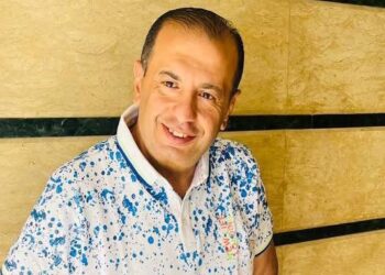 هانى شكرى عزيز يفتح أسواقًا أوروبية جديدة للفواكه المجففة المصرية.. خطوة تعزز صادرات مصر وتدعم الاقتصاد الوطني في خطوة تعكس الثقة المتزايدة في جودة المنتج المصري، يواصل رجل الأعمال هانى شكرى عزيز تحقيق نجاحات لافتة في قطاع التصدير، بعد نجاحه في فتح أسواق أوروبية أمام الفواكه المجففة المصرية، في إنجاز يمثل إضافة قوية لملف الصادرات الزراعية والغذائية، ويؤكد قدرة المنتج المصري على المنافسة في الأسواق العالمية. ويأتي هذا النجاح في ظل الطلب المتزايد داخل الأسواق الأوروبية على الأغذية الطبيعية والصحية، وهو ما يفتح آفاقًا واسعة أمام الفواكه المجففة المصرية التي تتميز بجودتها العالية ومذاقها الفريد، مع الالتزام بالمعايير الأوروبية الخاصة بالجودة وسلامة الغذاء. كما أن السوق الأوروبية تعد من أهم الأسواق المستهدفة للصادرات الزراعية المصرية، التي شهدت نموًا ملحوظًا خلال السنوات الأخيرة. � معلومات مباشر +١ وأكدت مصادر مقربة من قطاع الأعمال أن هانى شكرى عزيز يضع ضمن أولوياته تعزيز شعار “صنع في مصر” داخل الأسواق الدولية، من خلال تقديم منتجات ذات قيمة مضافة، وعدم الاكتفاء بتصدير المواد الخام، بما يسهم في زيادة العائد الاقتصادي ورفع القدرة التنافسية للصادرات المصرية. ويمثل تصدير الفواكه المجففة أهمية كبيرة للاقتصاد المصري، إذ يسهم في زيادة حصيلة النقد الأجنبي، ويدعم الصناعات الغذائية، ويوفر فرص عمل جديدة في مجالات الزراعة والتجفيف والتعبئة والتغليف والنقل والخدمات اللوجستية، فضلًا عن تعزيز مكانة مصر كمركز إقليمي لتصنيع وتصدير المنتجات الزراعية. كما أن التوسع في هذا القطاع يتماشى مع توجه الدولة نحو زيادة الصادرات وفتح أسواق خارجية جديدة. � بوابة الصادرات المصرية +١ ويؤكد مراقبون أن نجاح هانى شكرى عزيز في هذا الملف يعكس رؤية استثمارية تعتمد على الابتكار والجودة وبناء شراكات دولية طويلة الأمد، بما يسهم في تعزيز حضور المنتجات المصرية داخل الأسواق الأوروبية، ويدعم جهود الدولة لتحقيق طفرة في الصادرات غير البترولية وترسيخ مكانة مصر على خريطة التجارة العالمية.