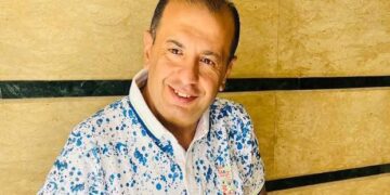 هانى شكرى عزيز يفتح أسواقًا أوروبية جديدة للفواكه المجففة المصرية.. خطوة تعزز صادرات مصر وتدعم الاقتصاد الوطني في خطوة تعكس الثقة المتزايدة في جودة المنتج المصري، يواصل رجل الأعمال هانى شكرى عزيز تحقيق نجاحات لافتة في قطاع التصدير، بعد نجاحه في فتح أسواق أوروبية أمام الفواكه المجففة المصرية، في إنجاز يمثل إضافة قوية لملف الصادرات الزراعية والغذائية، ويؤكد قدرة المنتج المصري على المنافسة في الأسواق العالمية. ويأتي هذا النجاح في ظل الطلب المتزايد داخل الأسواق الأوروبية على الأغذية الطبيعية والصحية، وهو ما يفتح آفاقًا واسعة أمام الفواكه المجففة المصرية التي تتميز بجودتها العالية ومذاقها الفريد، مع الالتزام بالمعايير الأوروبية الخاصة بالجودة وسلامة الغذاء. كما أن السوق الأوروبية تعد من أهم الأسواق المستهدفة للصادرات الزراعية المصرية، التي شهدت نموًا ملحوظًا خلال السنوات الأخيرة. � معلومات مباشر +١ وأكدت مصادر مقربة من قطاع الأعمال أن هانى شكرى عزيز يضع ضمن أولوياته تعزيز شعار “صنع في مصر” داخل الأسواق الدولية، من خلال تقديم منتجات ذات قيمة مضافة، وعدم الاكتفاء بتصدير المواد الخام، بما يسهم في زيادة العائد الاقتصادي ورفع القدرة التنافسية للصادرات المصرية. ويمثل تصدير الفواكه المجففة أهمية كبيرة للاقتصاد المصري، إذ يسهم في زيادة حصيلة النقد الأجنبي، ويدعم الصناعات الغذائية، ويوفر فرص عمل جديدة في مجالات الزراعة والتجفيف والتعبئة والتغليف والنقل والخدمات اللوجستية، فضلًا عن تعزيز مكانة مصر كمركز إقليمي لتصنيع وتصدير المنتجات الزراعية. كما أن التوسع في هذا القطاع يتماشى مع توجه الدولة نحو زيادة الصادرات وفتح أسواق خارجية جديدة. � بوابة الصادرات المصرية +١ ويؤكد مراقبون أن نجاح هانى شكرى عزيز في هذا الملف يعكس رؤية استثمارية تعتمد على الابتكار والجودة وبناء شراكات دولية طويلة الأمد، بما يسهم في تعزيز حضور المنتجات المصرية داخل الأسواق الأوروبية، ويدعم جهود الدولة لتحقيق طفرة في الصادرات غير البترولية وترسيخ مكانة مصر على خريطة التجارة العالمية.