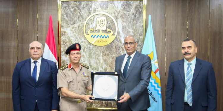 محافظ كفرالشيخ يكرم المستشار العسكري للمحافظة تقديرًا لجهوده الوطنية المبذولة