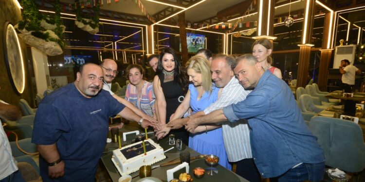 لينا قاروط تجمع أهل الإعلام والفن باحتفال مميز بمطعم Beirut way Cafe