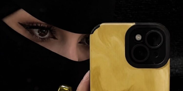 الأصفر كهوية.. كيف رسخت حصة الحربي حضورها على سناب شات؟