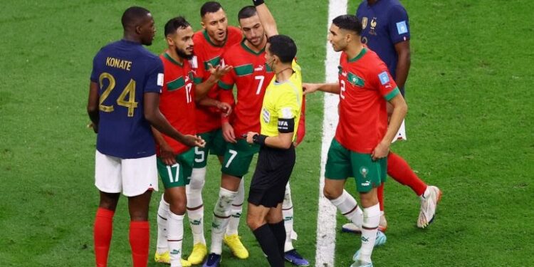 مبارة اسود الاطلس ضد الديوك ، هذه ابرز  توقعات النتيجة حسب الخبراء ووسائل الإعلام العالمية