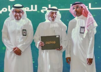 تعليم الأحساء تكرم الزميل الاعلامي زهير الغزال