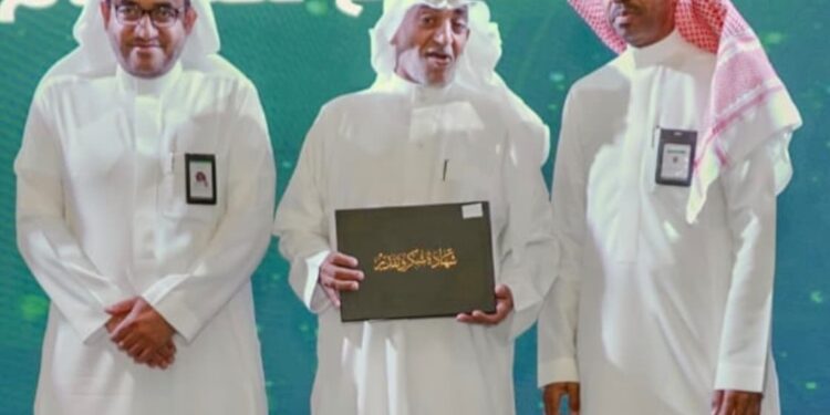 تعليم الأحساء تكرم الزميل الاعلامي زهير الغزال