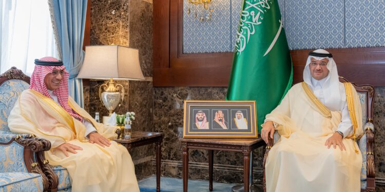 سمو محافظ الأحساء يستقبل الرئيس التنفيذي لمطارات الدمام ويطّلع على التقرير السنوي لعام 2025
