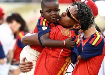 هكذا خطف الشقيق الاصغر الاضواء من اللاعب  يامال وكان نجم التتويج بامتياز وهز المنصات الاجتماعية