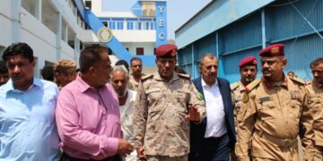 نائب رئيس الأركان يتفقد فرع المؤسسة الاقتصادية بعدن