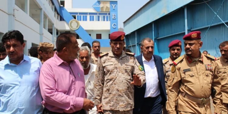 نائب رئيس الأركان يتفقد فرع المؤسسة الاقتصادية بعدن