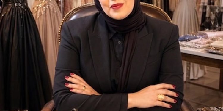 إيمان محمود.. حين تتحول الخيوط إلى لغةٍ من الأناقة وتكتب «EBDA3 Couture» فصلًا جديدًا في مهرجان «آخر موضة 42»