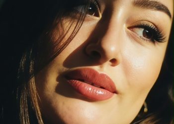 عبير الحاجي حياتي لم تكن سهله و تعثرت كثيرا و طريق النجاح لم يكن مفروش بالورود حتي اصبحت  ليورا روتشلد رسميا