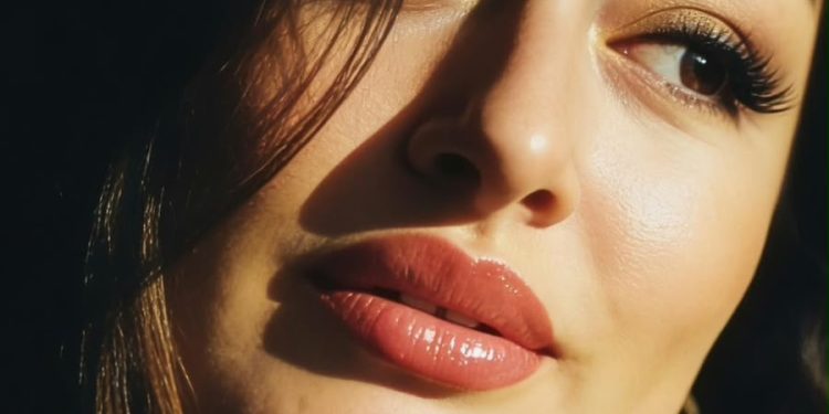 عبير الحاجي حياتي لم تكن سهله و تعثرت كثيرا و طريق النجاح لم يكن مفروش بالورود حتي اصبحت ليورا روتشلد رسميا