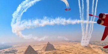 «النجوم التركية» تُحلق فوق الأهرامات.. عرض جوي يجسد صداقة القاهرة وأنقرة