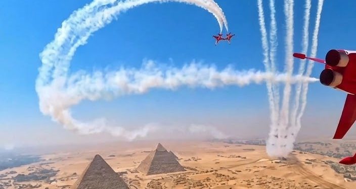 «النجوم التركية» تُحلق فوق الأهرامات.. عرض جوي يجسد صداقة القاهرة وأنقرة