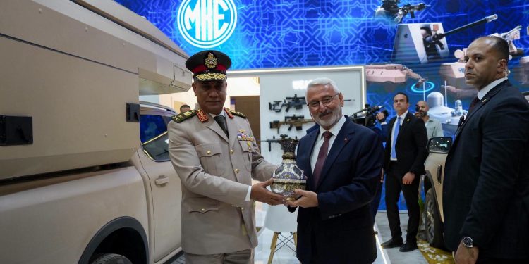 وزير الدفاع المصري في جناح MKE التركية.. تعاون دفاعي يتجه نحو التصنيع المشترك