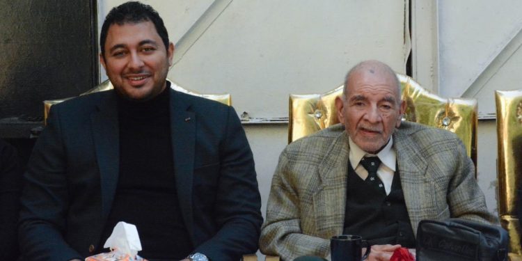 بعد 45 عامًا من العطاء.. الجيزة تدعو بالشفاء لرجلٍ أفنى عمره في خدمة التعليم