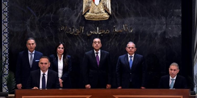 لدعم التنمية الاقتصادية والاجتماعية.. بنكي مصر والأهلي المصري يوقعان عقد مع هايد بارك للتطوير العقاري لقطعة أرض كبري بمنطقة التوسعات الشرقية بمدينة أكتوبر المملوكة للمصريه لإدارة الأصول العقارية والاستثمار